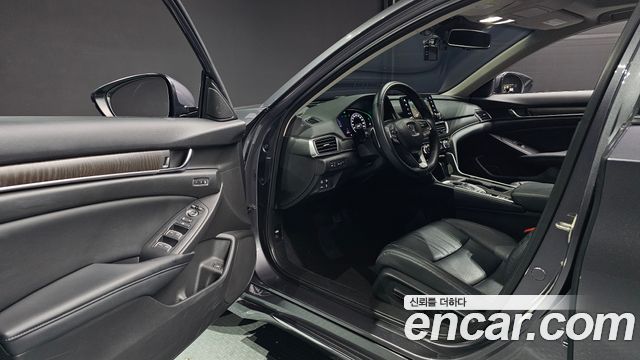 Honda Accord (X) 2.0 Hybrid Touring 2018 — фото 10