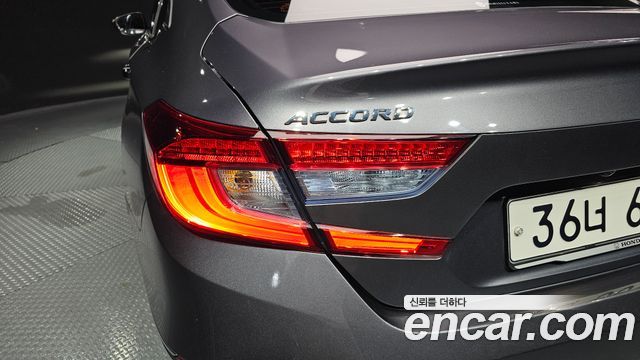 Honda Accord (X) 2.0 Hybrid Touring 2018 — фото 23
