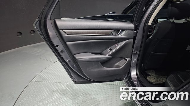 Honda Accord (X) 2.0 Hybrid Touring 2018 — фото 25