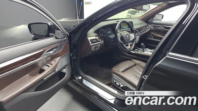 BMW 7 Series (G11) 750Li xDrive 2017 — фото 10
