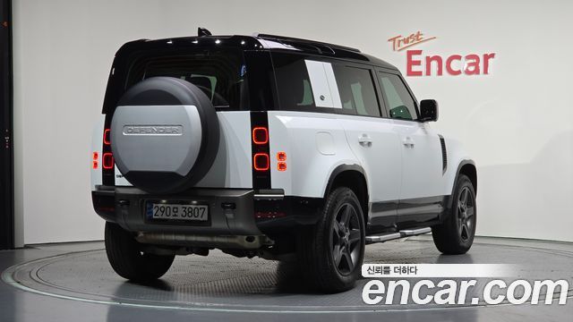 Land Rover Defender (L663) 110 P300 X-Dynamic SE 2024 — фото 2