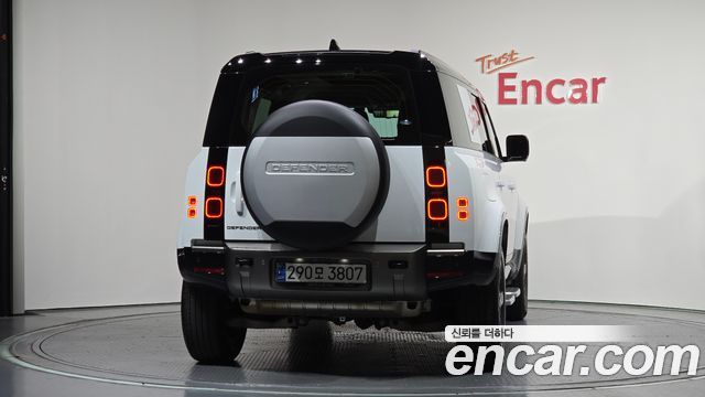 Land Rover Defender (L663) 110 P300 X-Dynamic SE 2024 — фото 4