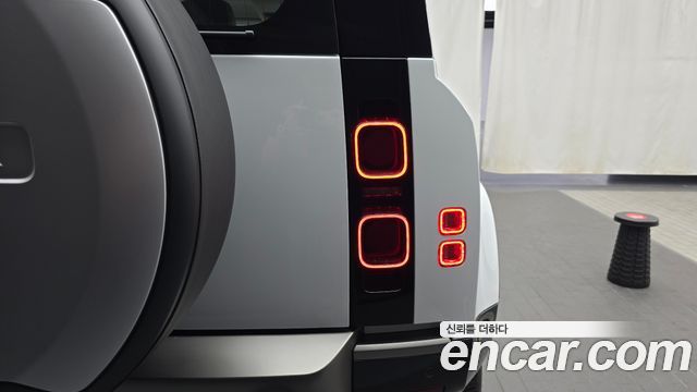 Land Rover Defender (L663) 110 P300 X-Dynamic SE 2024 — фото 29