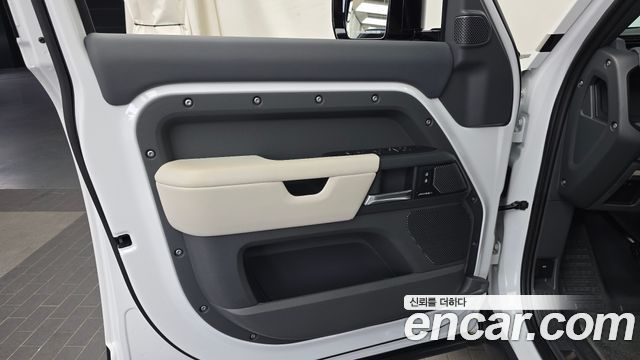 Land Rover Defender (L663) 110 P300 X-Dynamic SE 2024 — фото 30