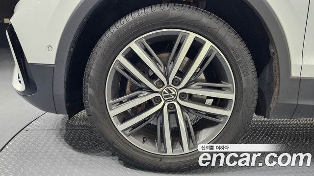 Volkswagen Tiguan Allspace 2.0 TSI Prestige 2023 — фото 5