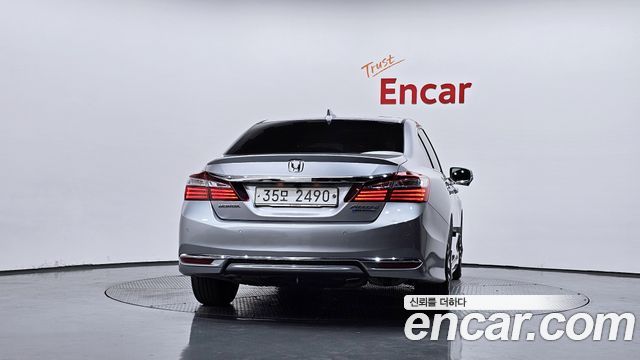 Honda Accord 2.0 Hybrid 9th 2017 — фото 4