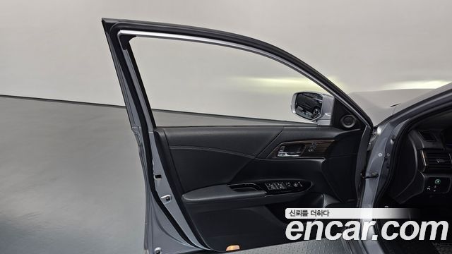 Honda Accord 2.0 Hybrid 9th 2017 — фото 24