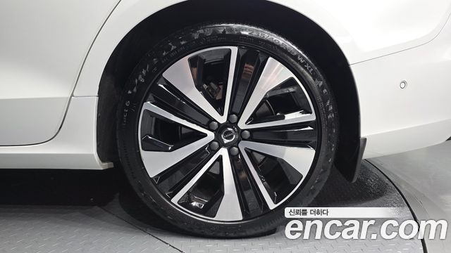 Volvo S60 (III) B5 Ultimate Bright 2024 — фото 5