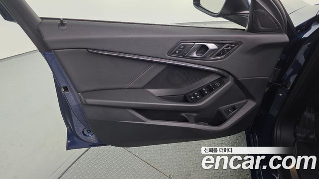 BMW 1 Series (F40) 120i Sports 2023 — фото 24