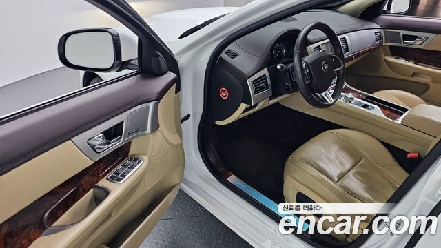 Jaguar XF 2.2D Premium X250 2015 — фото 10