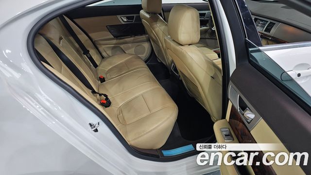 Jaguar XF 2.2D Premium X250 2015 — фото 11
