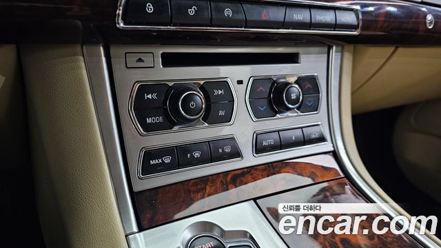 Jaguar XF 2.2D Premium X250 2015 — фото 19