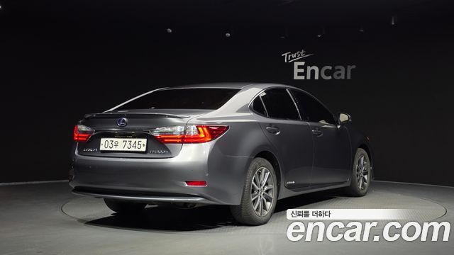 Lexus ES300h Supreme XV60 2017 — фото 2
