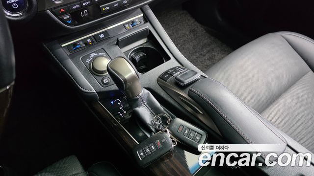 Lexus ES300h Supreme XV60 2017 — фото 9