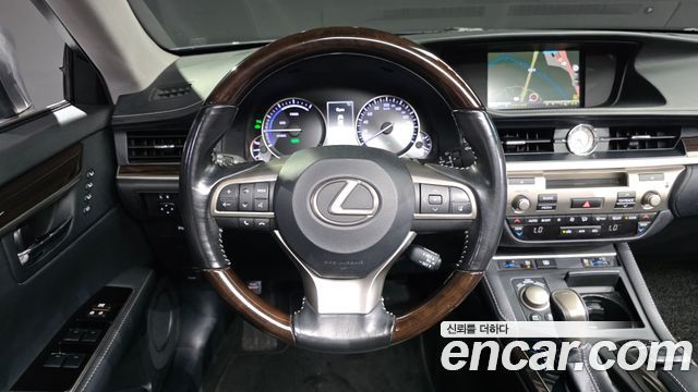 Lexus ES300h Supreme XV60 2017 — фото 13