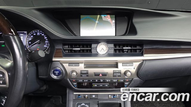 Lexus ES300h Supreme XV60 2017 — фото 14