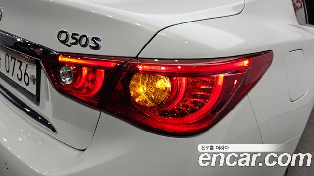 Infiniti Q50 3.5 Hybrid Essence 2016 — фото 29