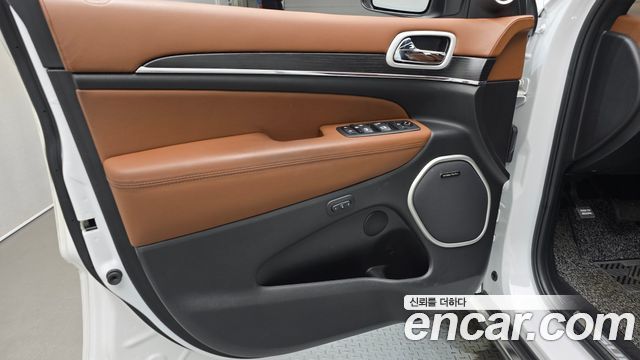 Jeep Grand Cherokee 3.6 Summit WK2 2021 — фото 24