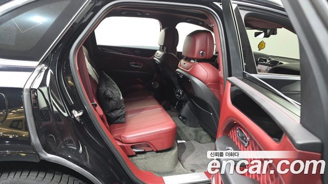 Bentley Bentayga 4.0 V8 Azure 2023 — фото 12