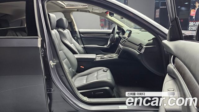 Honda Accord (X) 2.0 Hybrid Touring 2018 — фото 11