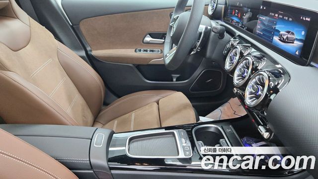 Mercedes-Benz A-Class (W177) AMG A45 4MAITC+ Hatchback 2025 — фото 9