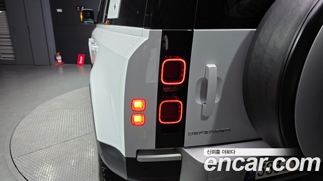 Land Rover Defender (L663) 110 D250 S 2022 — фото 23