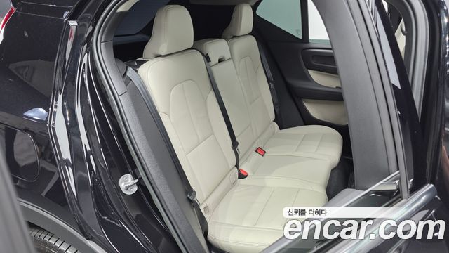 Volvo XC40 B4 Ultimate Bright 2023 — фото 11