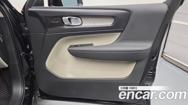 Volvo XC40 B4 Ultimate Bright 2023 — фото 24
