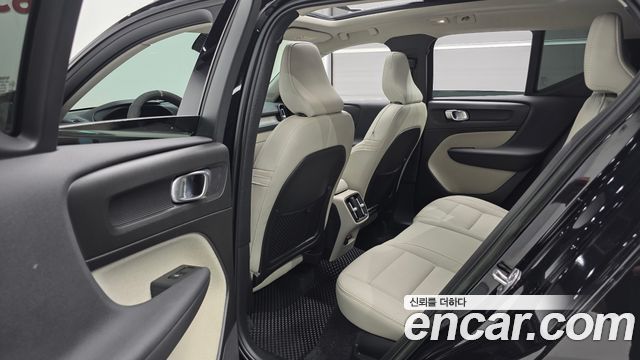 Volvo XC40 B4 Ultimate Bright 2023 — фото 26