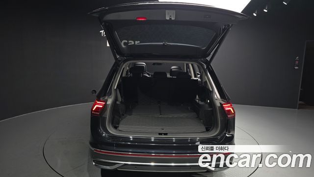 Volkswagen Tiguan Allspace 2.0 TSI Prestige 2023 — фото 20