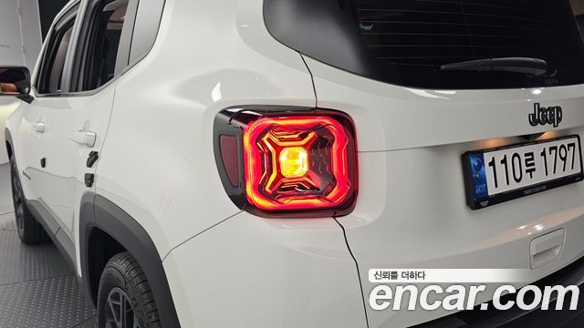 Jeep Renegade 1.3 Limited 2023 — фото 29