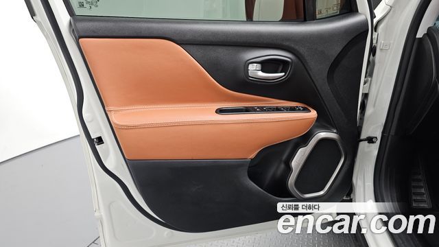 Jeep Renegade 1.3 Limited 2023 — фото 30