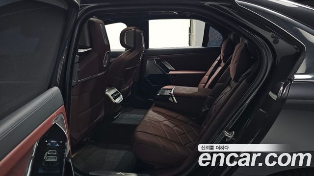 BMW 7 Series (G70) 740d xDrive Design Pure Excellence 2023 — фото 11