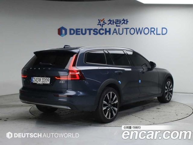 Volvo V60 Cross Country (II) B5 Ultimate AWD 2023 — фото 2