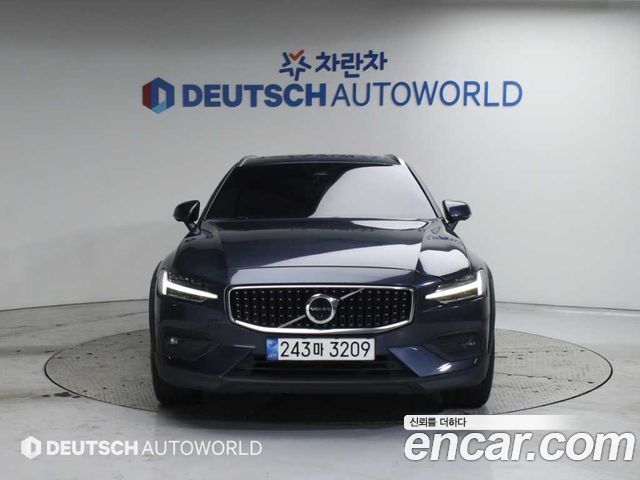 Volvo V60 Cross Country (II) B5 Ultimate AWD 2023 — фото 3