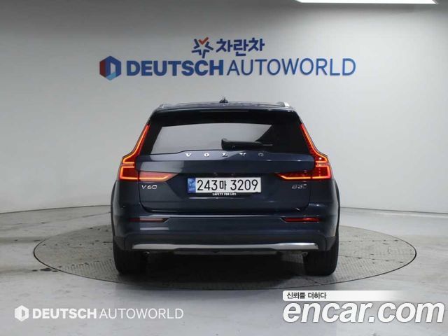 Volvo V60 Cross Country (II) B5 Ultimate AWD 2023 — фото 4
