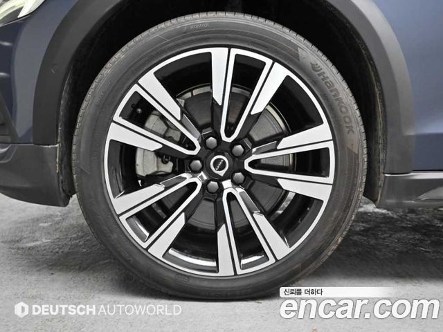 Volvo V60 Cross Country (II) B5 Ultimate AWD 2023 — фото 5