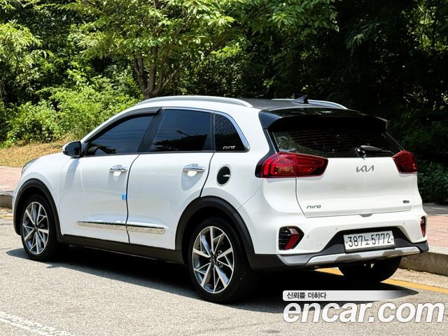 Kia Niro 1.6 HEV Signature 2022 — фото 4