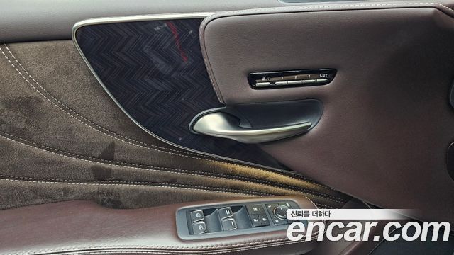 Lexus LS500 (V) 3.5 Luxury AWD 2019 — фото 16