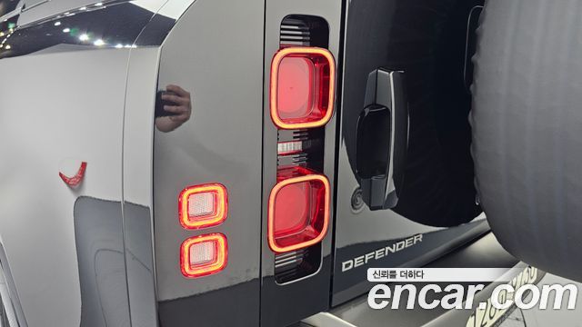 Land Rover Defender (L663) 110 P300 X-Dynamic SE 2023 — фото 29