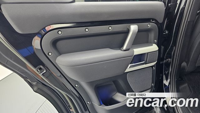 Land Rover Defender (L663) 110 P300 X-Dynamic SE 2023 — фото 31