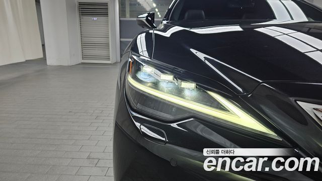 Lexus LS500h (V) 3.5 Platinum AWD 2023 — фото 22