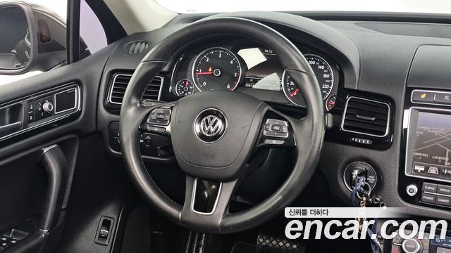 Volkswagen Touareg V6 3.0 TDI Bluemotion Premium 7P5 2016 — фото 17
