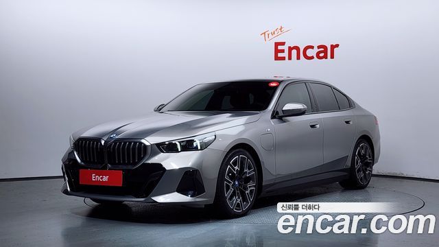 BMW 5 Series (G60) 530e xDrive M Sport 2025 — фото 1