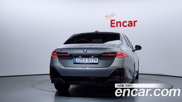 BMW 5 Series (G60) 530e xDrive M Sport 2025 — фото 4