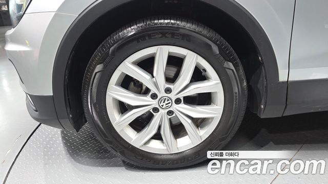 Volkswagen Tiguan (II) 2.0 TDI Premium 2018 — фото 5