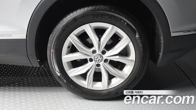 Volkswagen Tiguan (II) 2.0 TDI Premium 2018 — фото 21