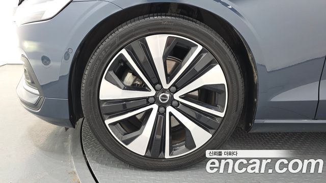 Volvo S60 (III) B5 Ultimate Bright 2023 — фото 5