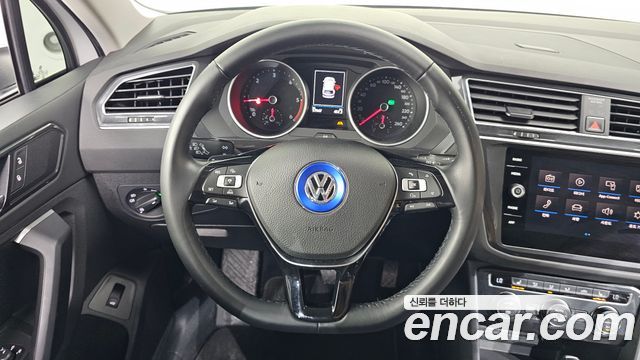 Volkswagen Tiguan (II) 2.0 TDI Premium 2018 — фото 17