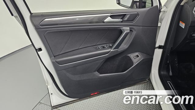 Volkswagen Tiguan (II) 2.0 TDI Premium 2018 — фото 30